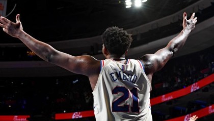 世界杯官方手机客户端安装-进攻核心防守铁闸 本赛季恩比德彰显完美巨星风范