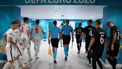 世界杯手机高清观看入口-【现场手记】德国出局，英德球迷大合唱《足球回家》！