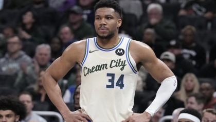 世界杯官方手机客户端安装-有点突然！字母哥和场边工作人员交流后 自己慢慢走回更衣室